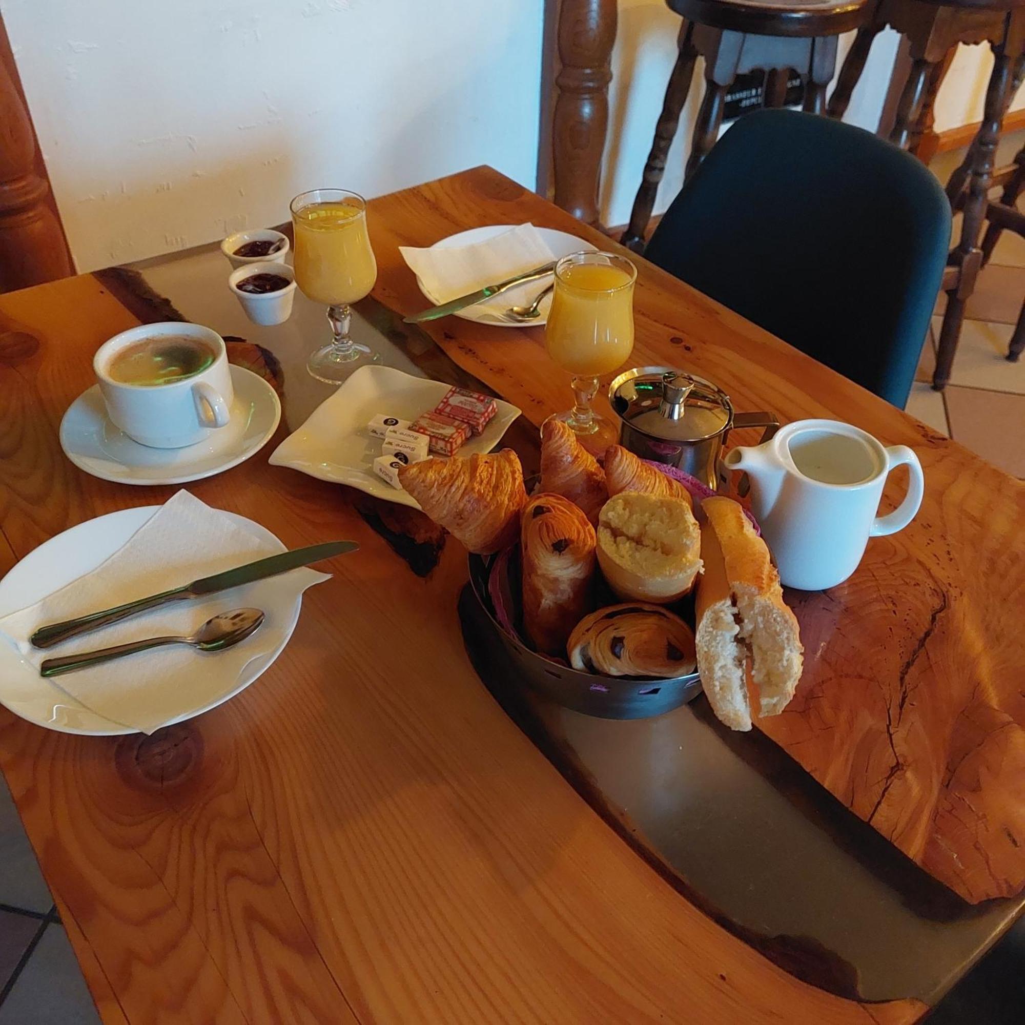 Cap'Tain Cook Bed & Breakfast Caurel  Bagian luar foto